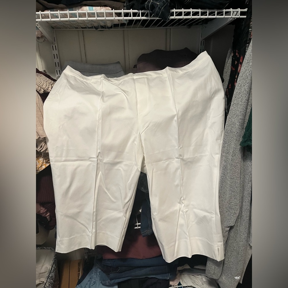 White Isaac Mizrahi capri pants size 24.